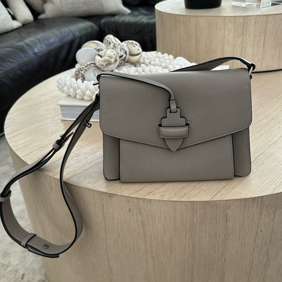 Time’s Arrow chooses most exquisite skins to create your bag. Hand pic leather - Picture 2 of 8